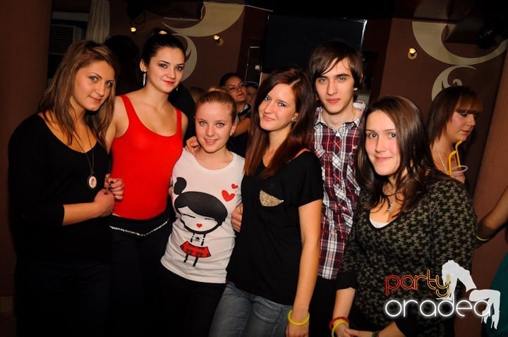 Glow Night Party sâmbătă, 