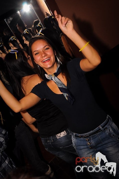 Glow Night Party sâmbătă, 