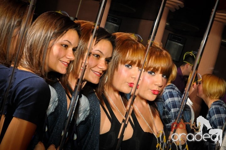 Glow Night Party sâmbătă, 