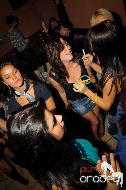 Glow Night Party sâmbătă, 