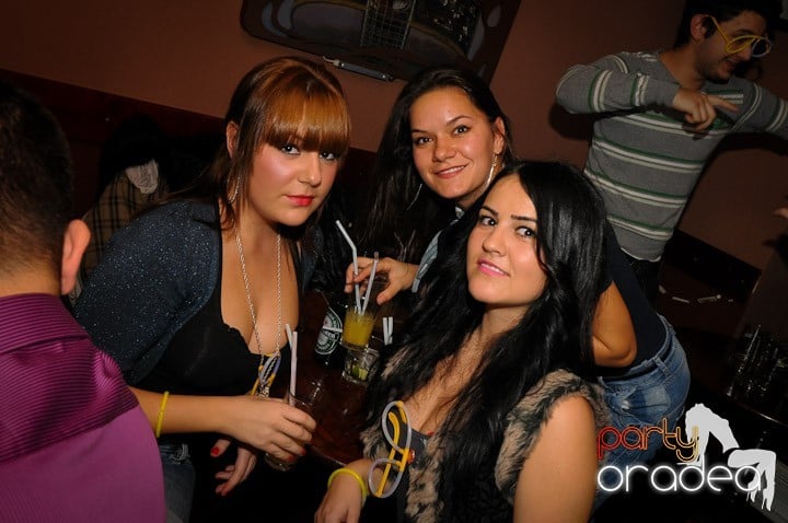 Glow Night Party sâmbătă, 