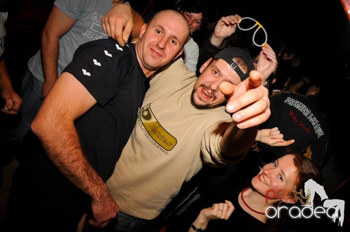 Glow Night Party sâmbătă, 