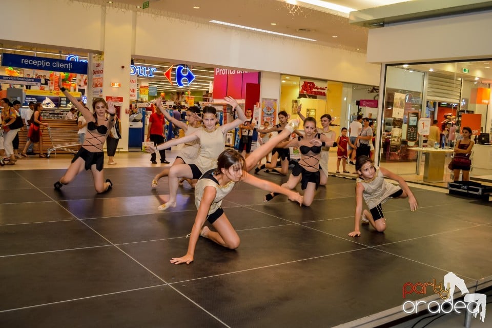 Carrefour - Grupul Muzical Luscynia & Kalliope Show Dance Team, Lotus Center