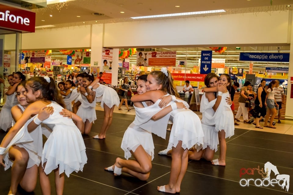 Carrefour - Grupul Muzical Luscynia & Kalliope Show Dance Team, Lotus Center