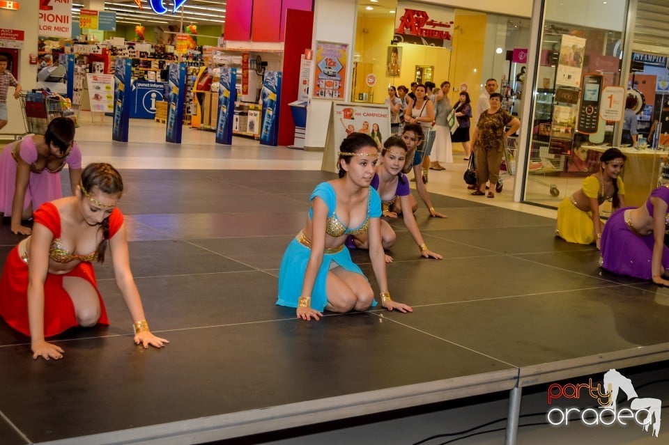 Carrefour - Grupul Muzical Luscynia & Kalliope Show Dance Team, Lotus Center