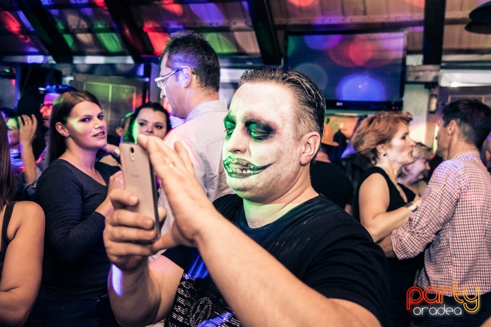 Halloween Retro Party, Queen's Music Pub