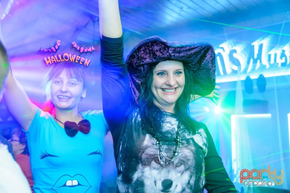 Halloween Retro Party, Queen's Music Pub