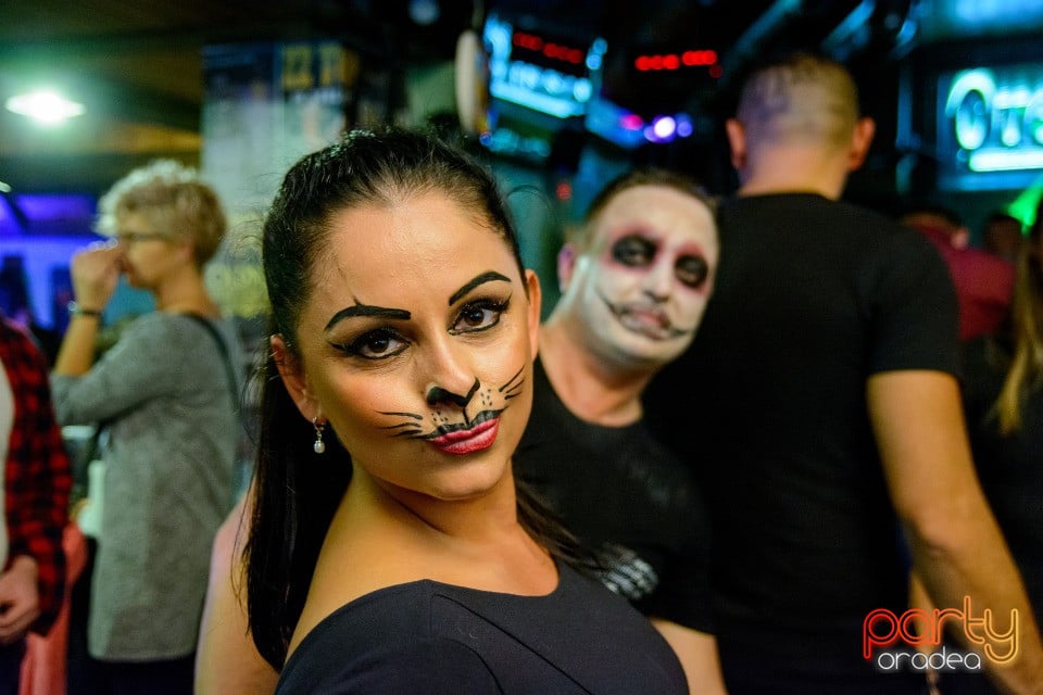 Halloween Retro Party, Queen's Music Pub