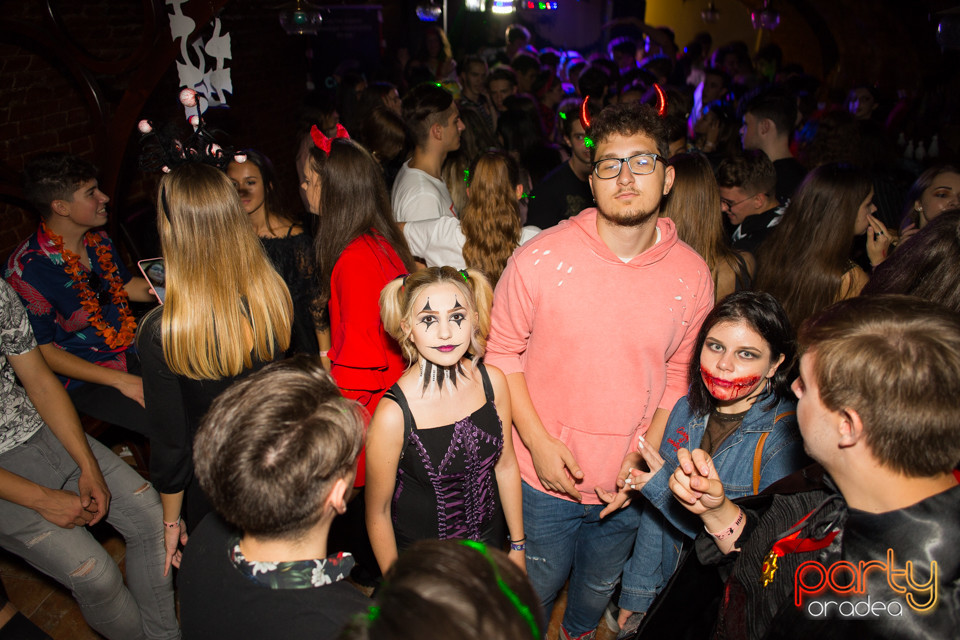 HallowHunt, Strings Cafe & Pub