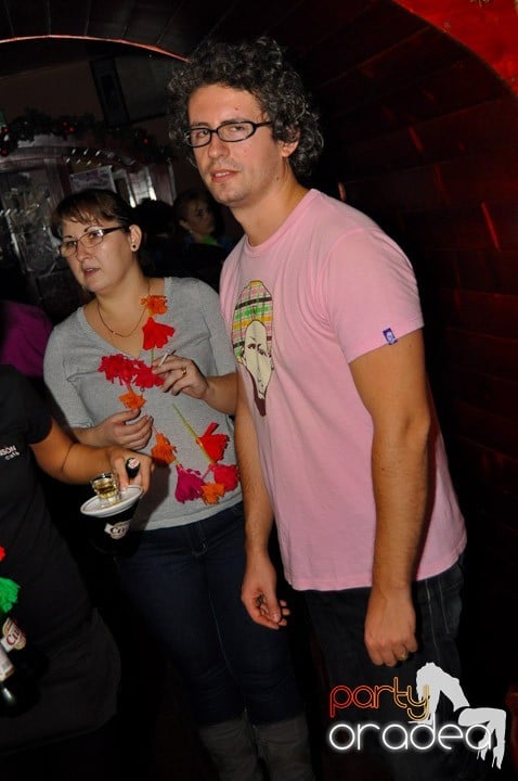 Hawaii Party continuă, 