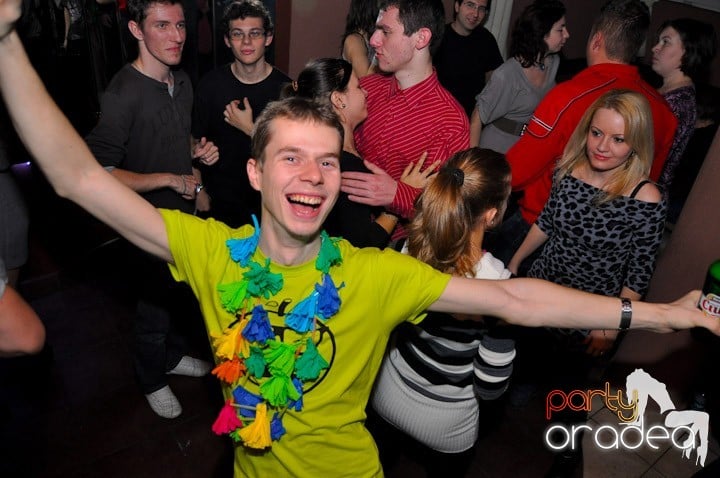 Hawaii Party continuă, 