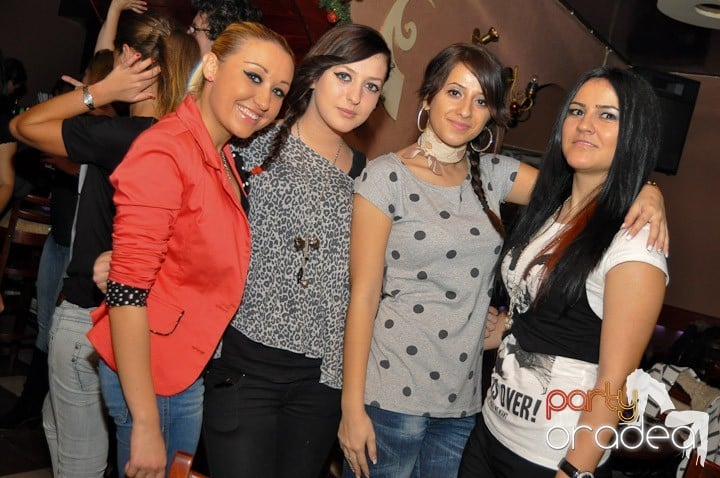 Hawaii Party continuă, 