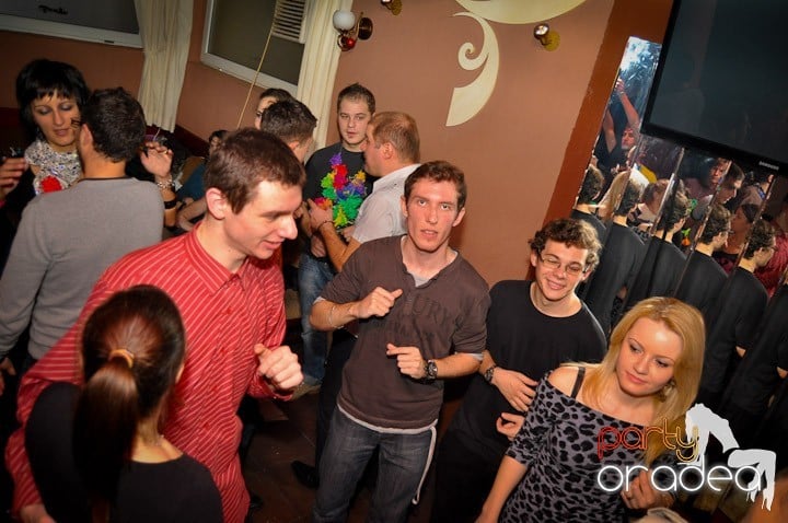 Hawaii Party continuă, 