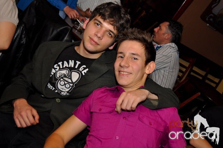 Hawaii Party continuă, 