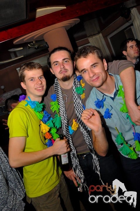 Hawaii Party continuă, 