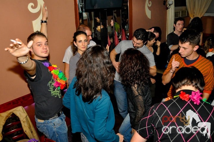 Hawaii Party continuă, 