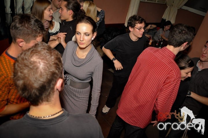 Hawaii Party continuă, 