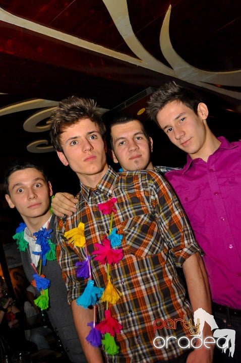 Hawaii Party continuă, 