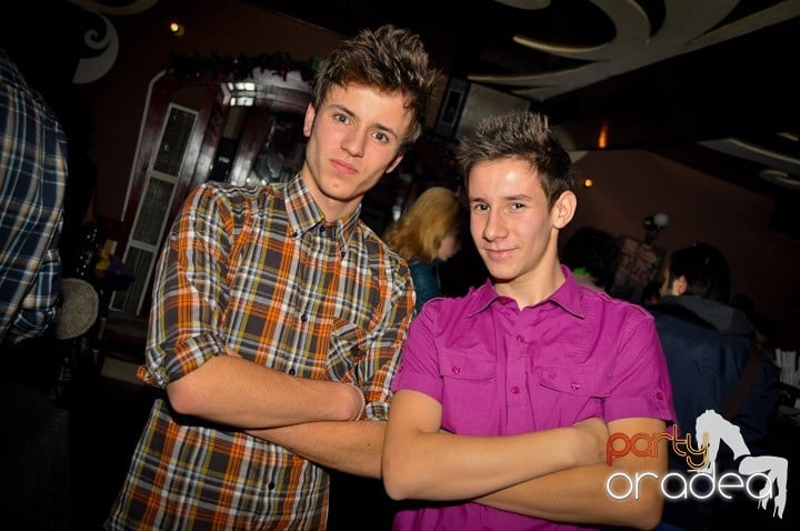 Hawaii Party continuă, 