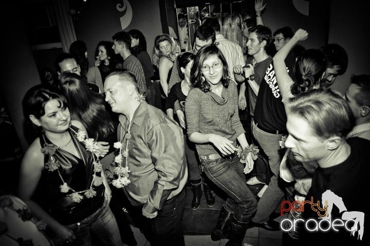 Hawaii Party continuă, 