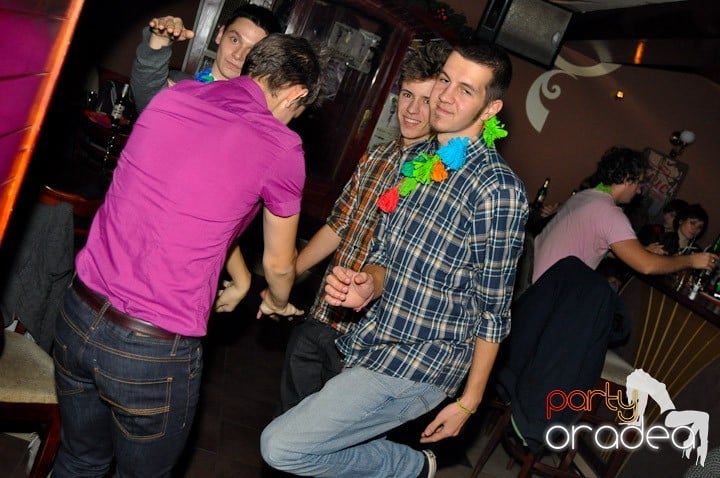 Hawaii Party continuă, 