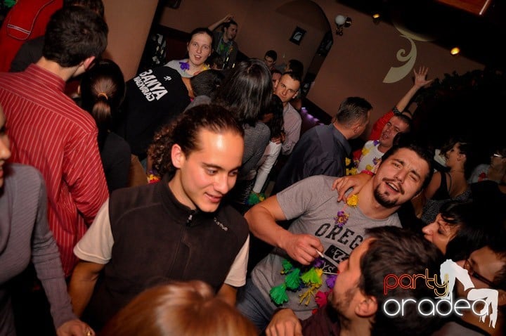 Hawaii Party continuă, 