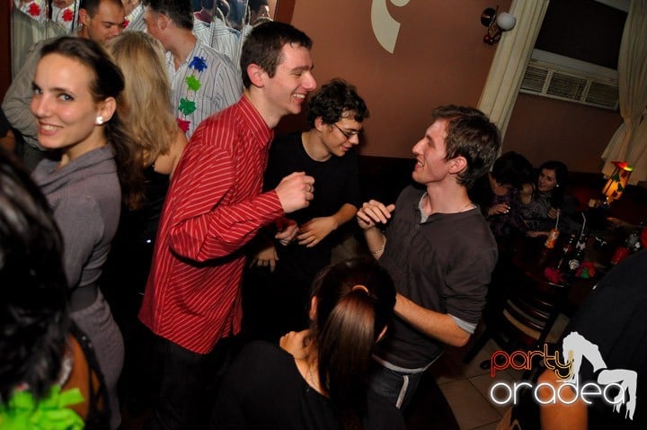 Hawaii Party continuă, 