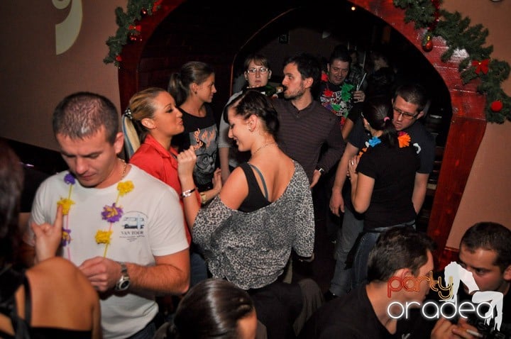 Hawaii Party continuă, 