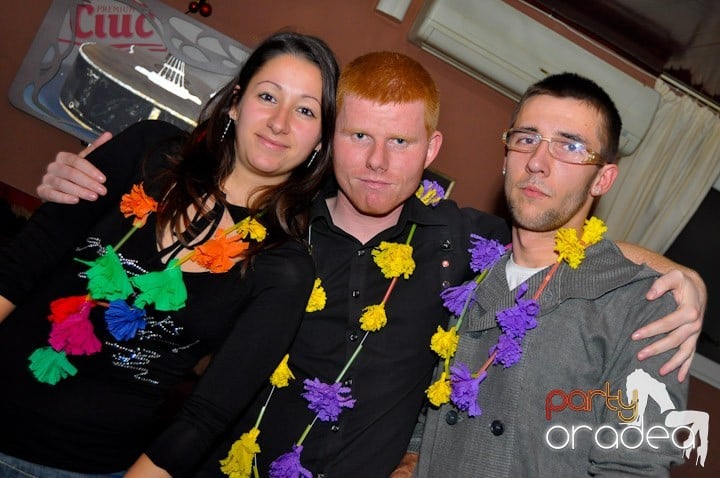 Hawaii Party continuă, 