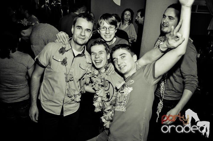 Hawaii Party continuă, 