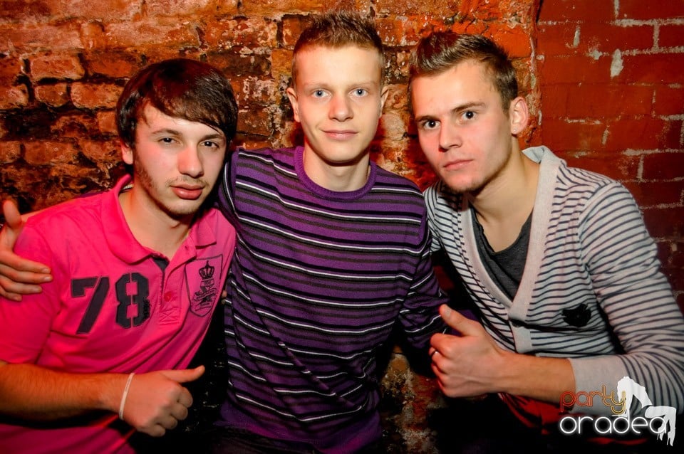 Hot Friday Night în Club Escape, 