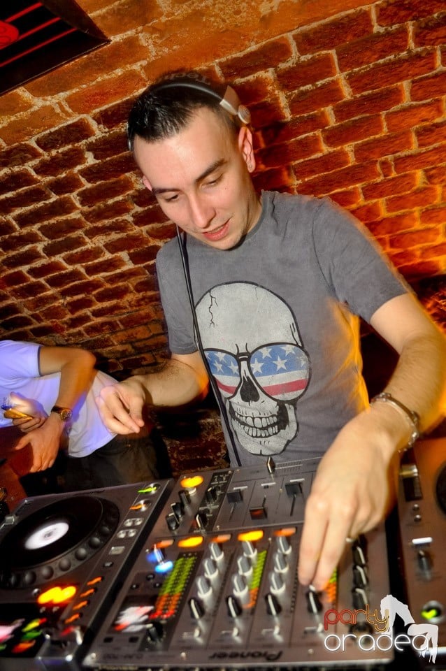 Hot Friday Night în Club Escape, 