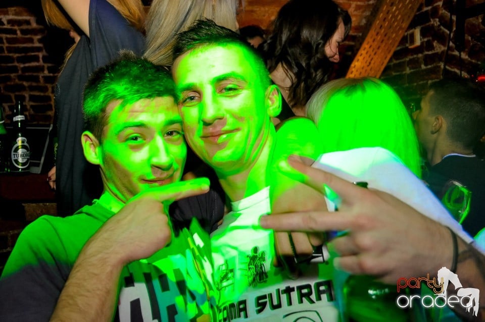 Hot Friday Night în Club Escape, 