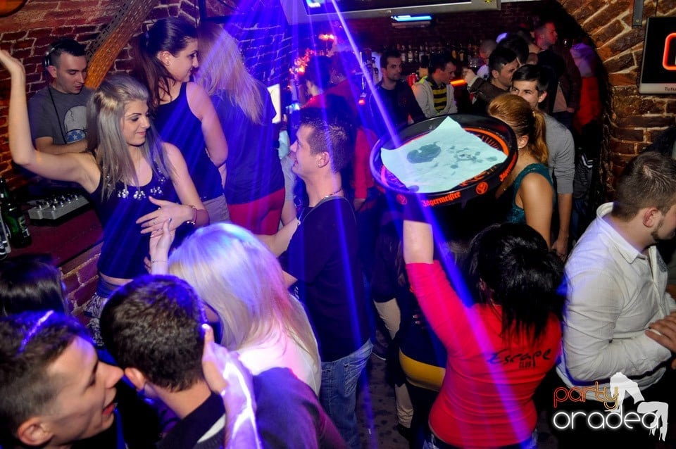 Hot Friday Night în Club Escape, 