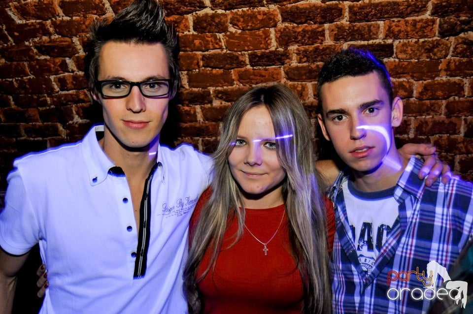 Hot Friday Night în Club Escape, 