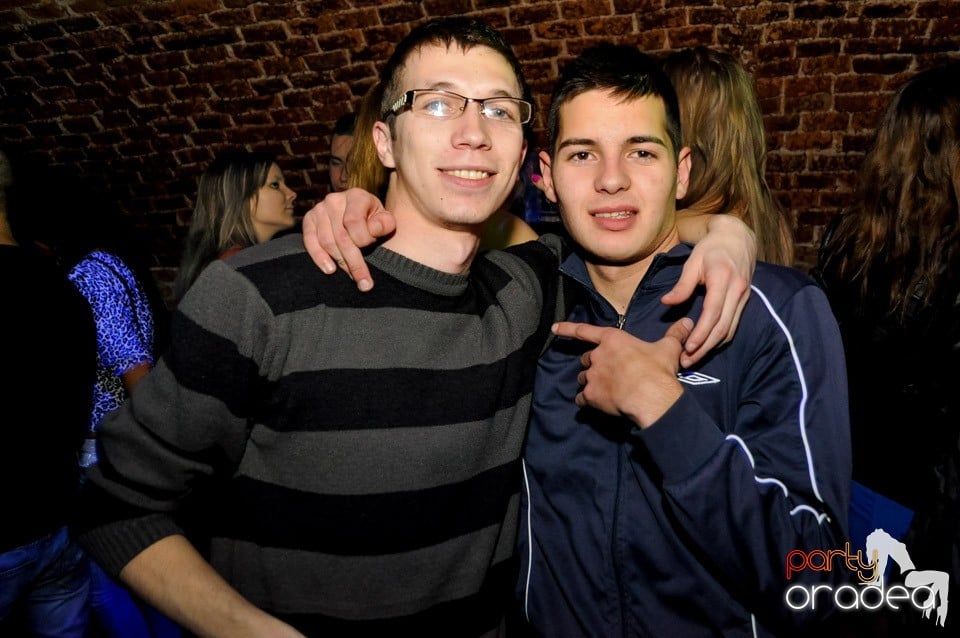 Hot Friday Night în Club Escape, 