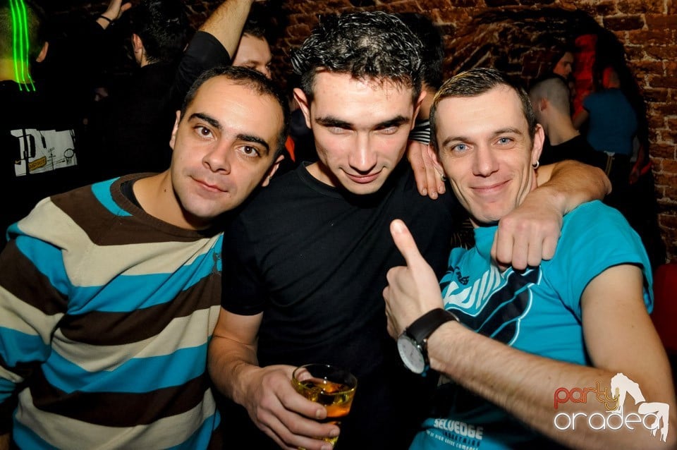 Hot Friday Night în Club Escape, 