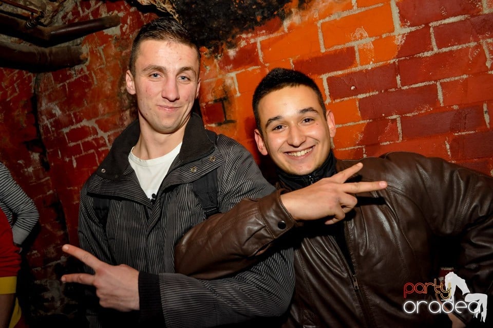 Hot Friday Night în Club Escape, 