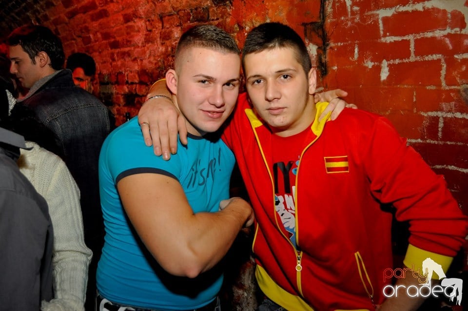 Hot Friday Night în Club Escape, 