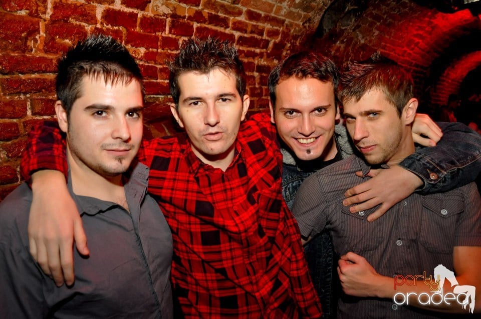 Hot Friday Night în Club Escape, 