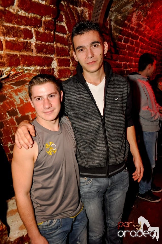 Hot Friday Night în Club Escape, 