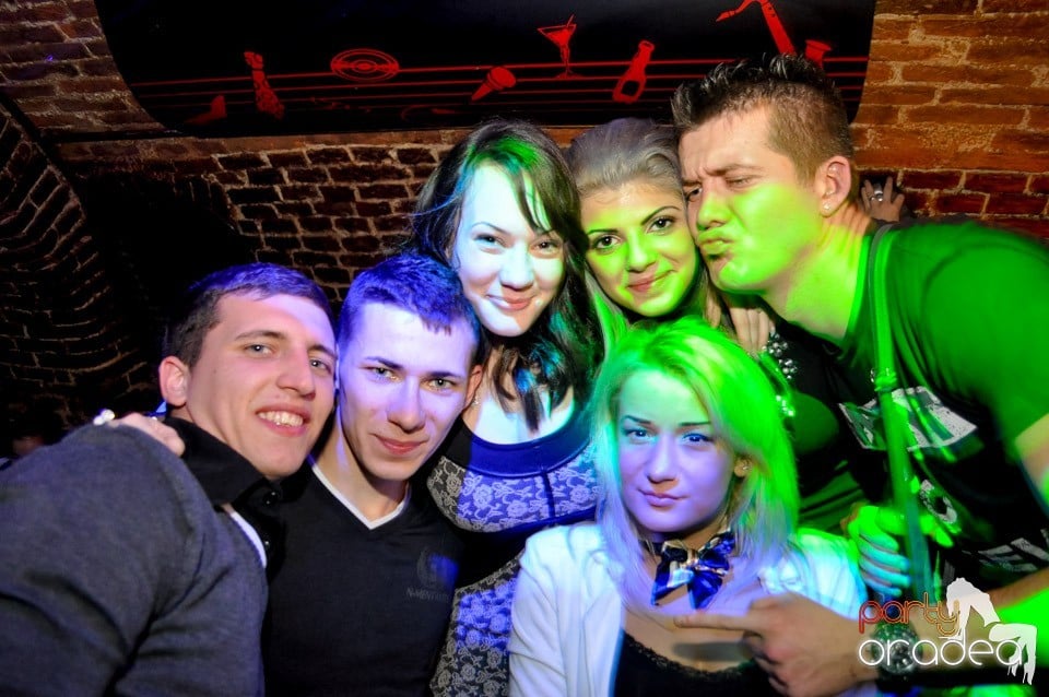 Hot Friday Night în Club Escape, 