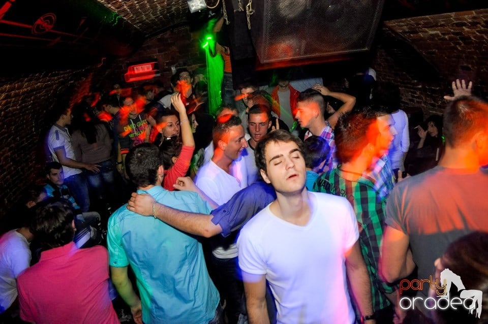 Hot Friday Night în Club Escape, 