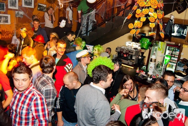 Hot Halloween în Lord's Pub, Lord's Pub
