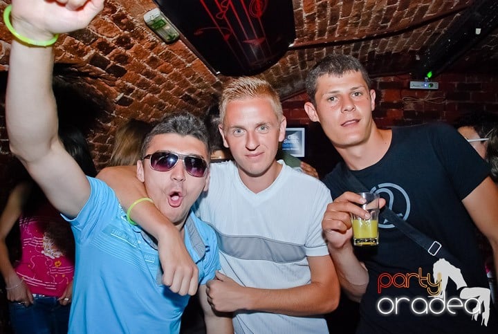 House Party în Club Escape, 