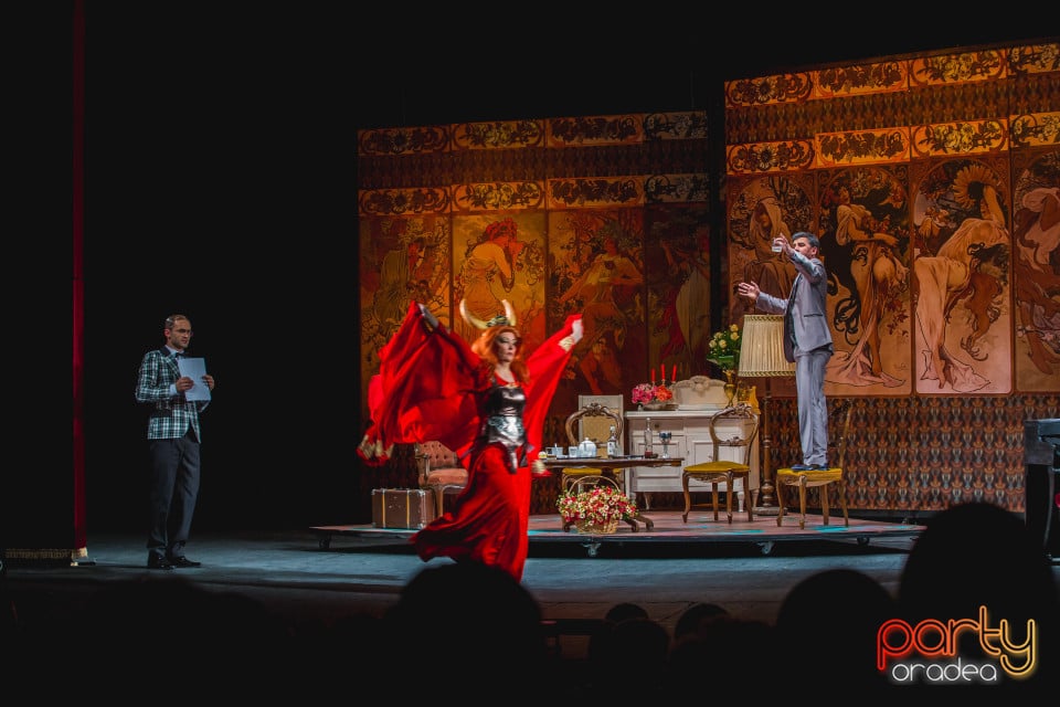 În plină glorie, Teatrul Regina Maria