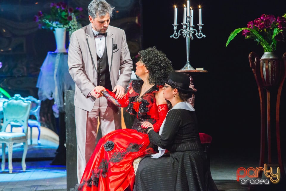 În plină glorie, Teatrul Regina Maria