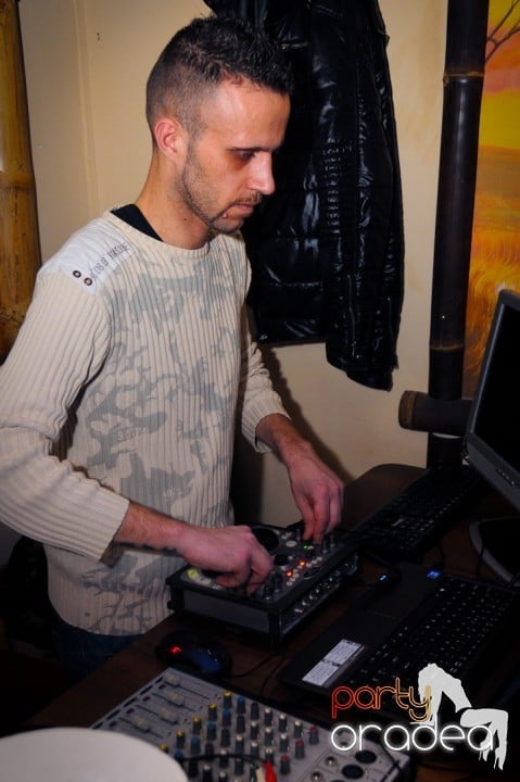 Începe anul în Zulu Caffe, Zulu Caffe