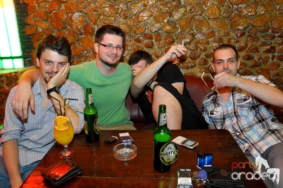 Începe distracţia în Club Downtown, 