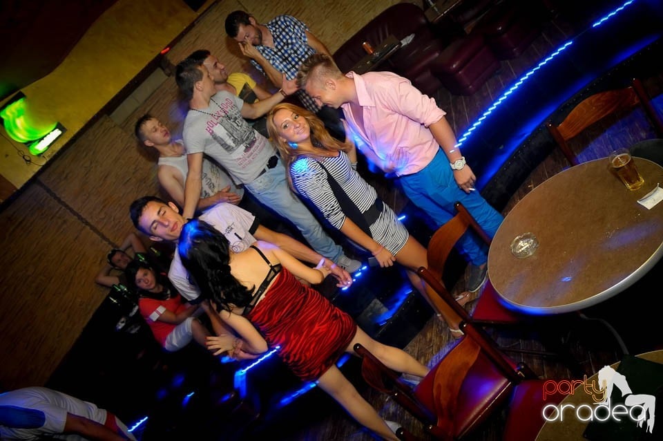 Începe distracţia în Club Downtown, 
